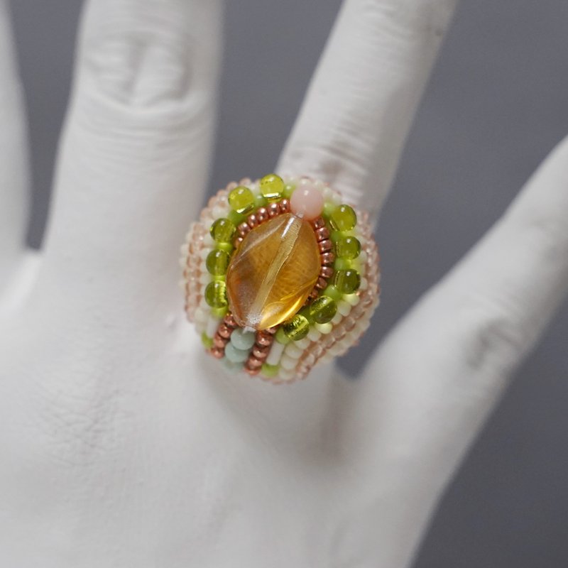 亦可作为领巾夹・话语戒指214． free size． 珠饰刺绣戒指． 黄色． 春季色彩． 大尺寸戒指 - 戒指 - 玻璃 黄色