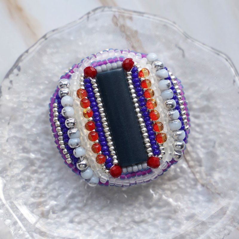 健谈胸针 No.1, 串珠刺绣大尺寸设计, 藏青色・白色・橘色, 个性独一无二, 为胸前添上故事 - 胸针 - 玻璃 蓝色