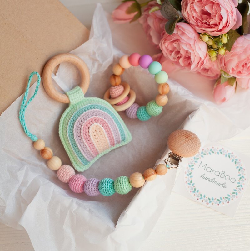 Pastel Baby Gift Box: Rainbow Rattle Toy, Teething Ring and Pacifier Clip Holder - 满月礼盒 - 木头 多色
