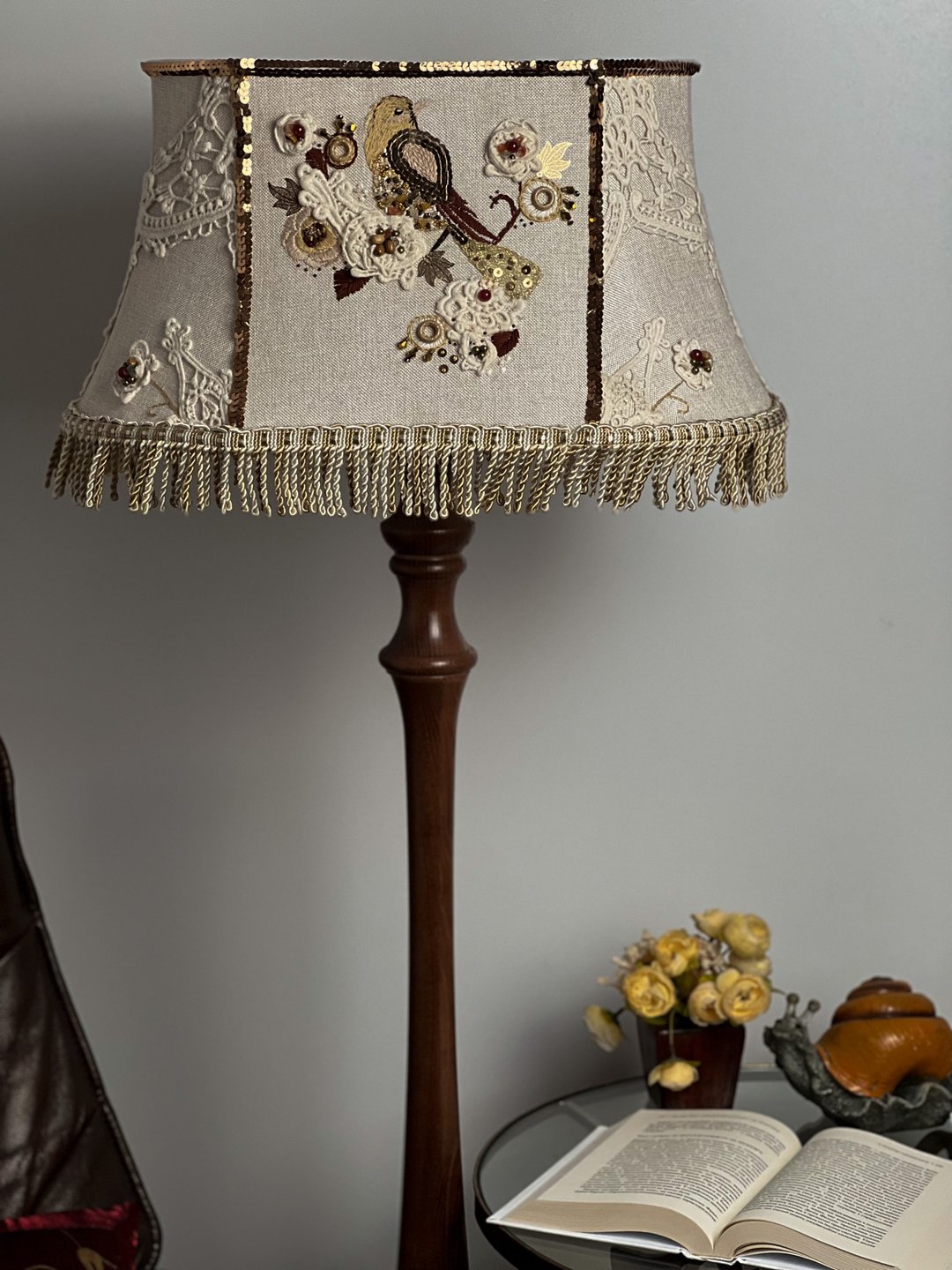 Victorian lampshade beige fabric with pattern and fringe - 灯具/灯饰 - 其他材质 咖啡色