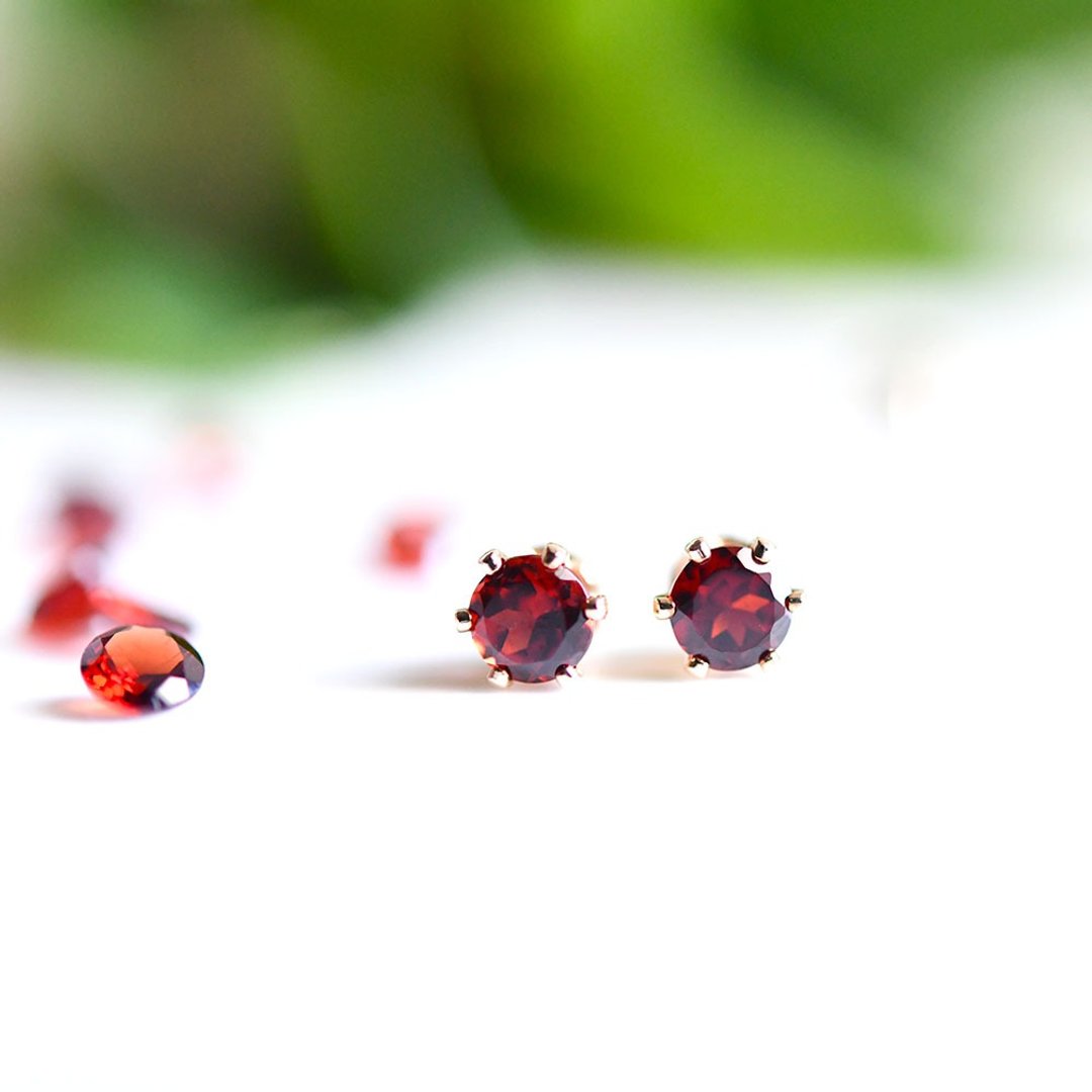 Garnet Red Stud Earrings 4mm January Birthstone 14KGF - 耳环/耳夹 - 宝石 
