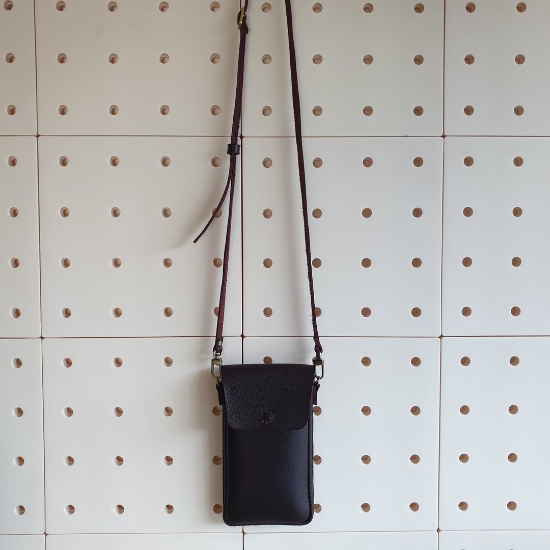 。LIN leather。手工皮件 斜背手机套 手机袋 手机包 - 手机壳/手机套 - 真皮 咖啡色