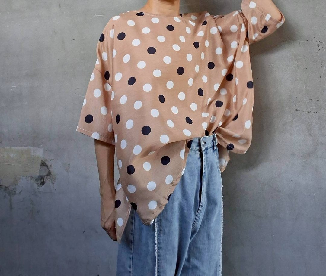 Designer collection 波卡圆点奶茶色松弛感宽版前后两穿罩衫 - 女装上衣 - 其他人造纤维 多色