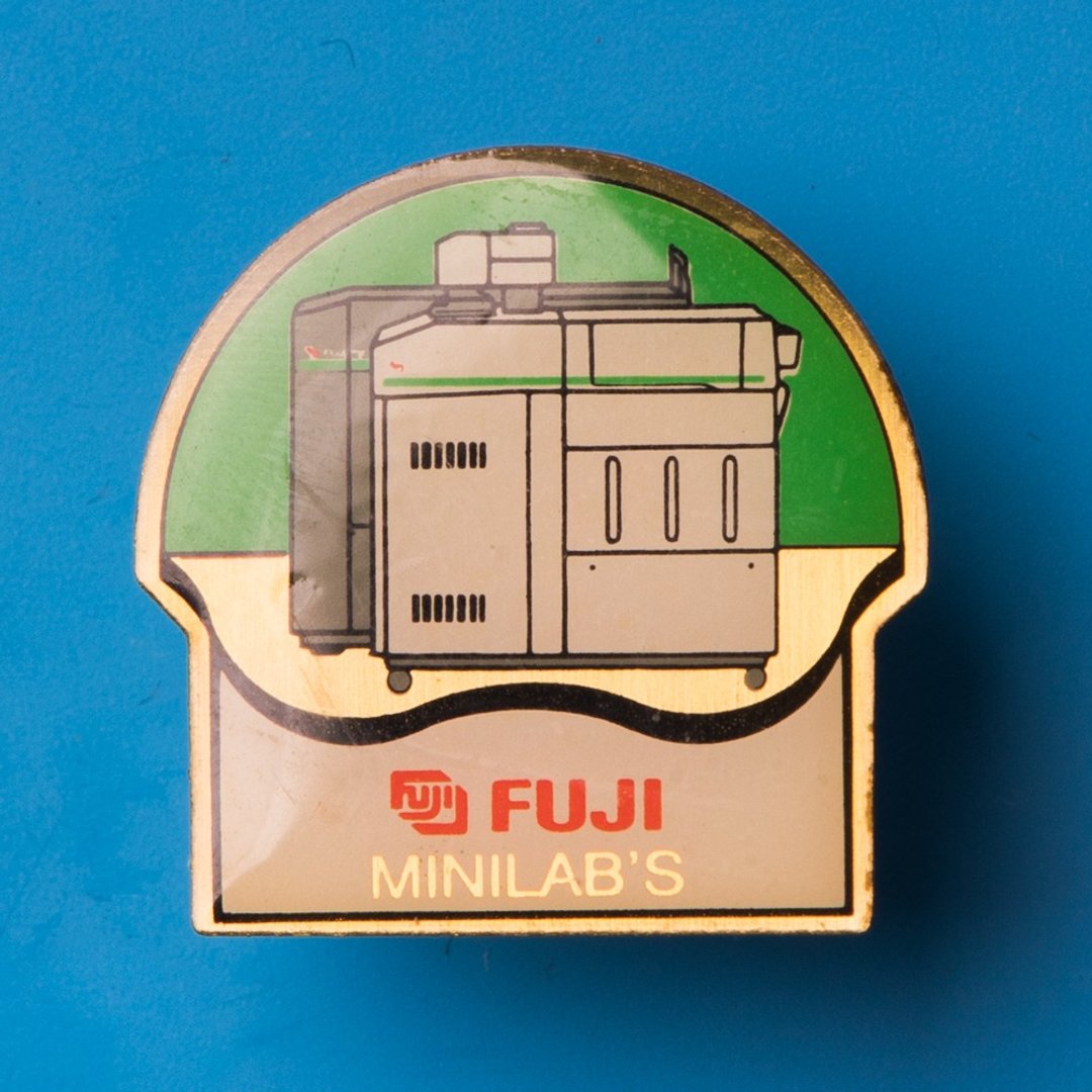 桑惠商号 FUJIFILM富士 MINILAB'S 冲相纸机古董徽章 胸针 - 胸针 - 其他材质 多色