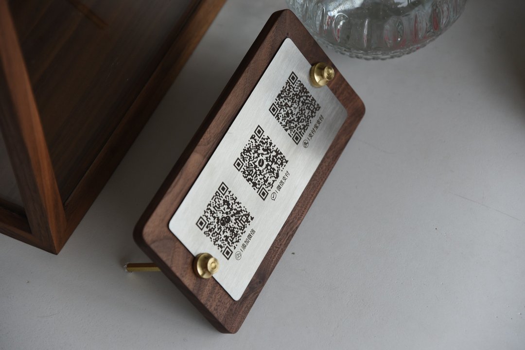 客製 QR code立式桌牌 桌卡 立牌 北美黑胡桃木+黃銅美物 - 摆饰 - 木头 