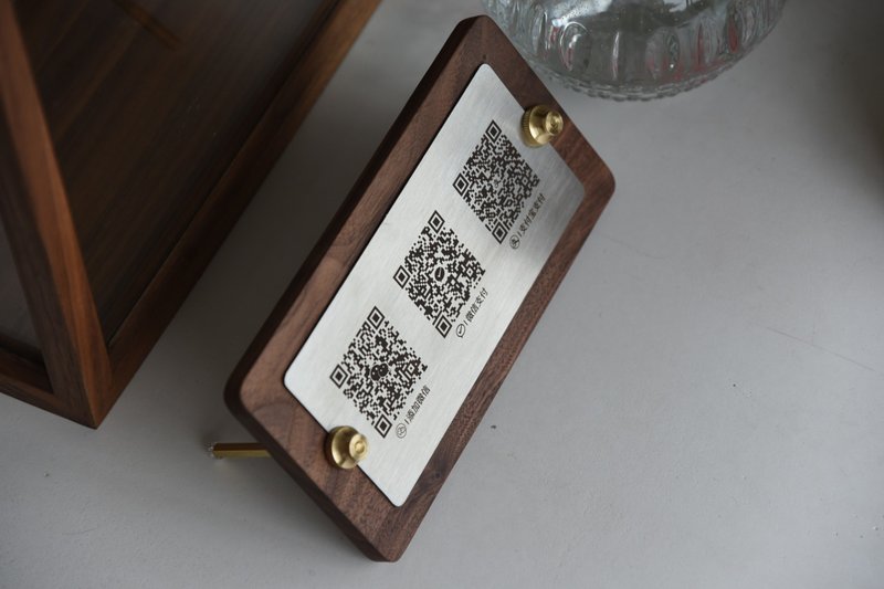 客製 QR code立式桌牌 桌卡 立牌 北美黑胡桃木+黃銅美物 - 摆饰 - 木头 