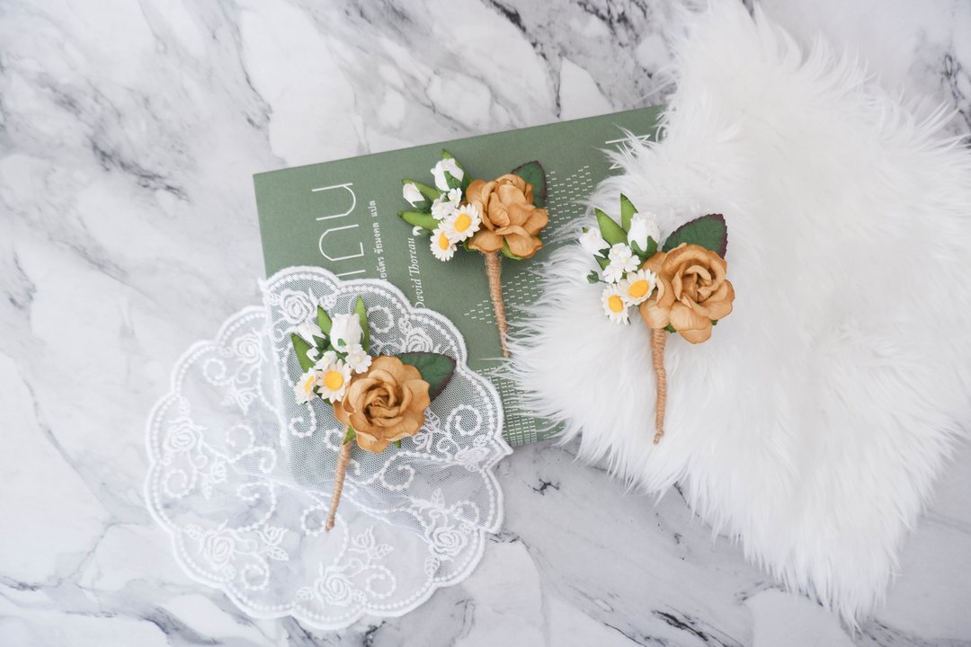 Honey gold flower boutonniere, buttonhole, wedding corsage (1 pc) - 胸花/手腕花 - 纸 金色