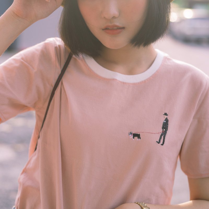 French Bulldog with a man-Embroidery / Vintage Pink  // Short sleeve Top【雙 11 限定 - 女装上衣 - 棉．麻 粉红色