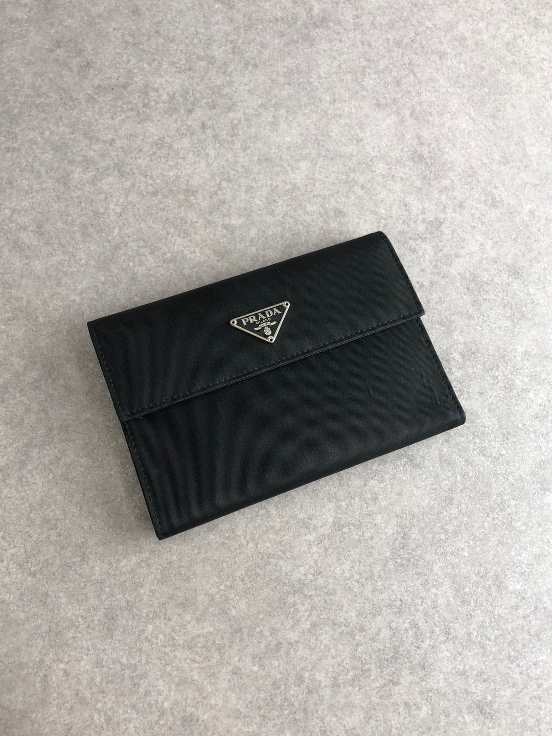 【日本直送 名牌中古包】PRADA 普拉达 钱包 黑色 三角标志 皮革 三折式 vintage 古董 vdir46 - 皮夹/钱包 - 真皮 黑色