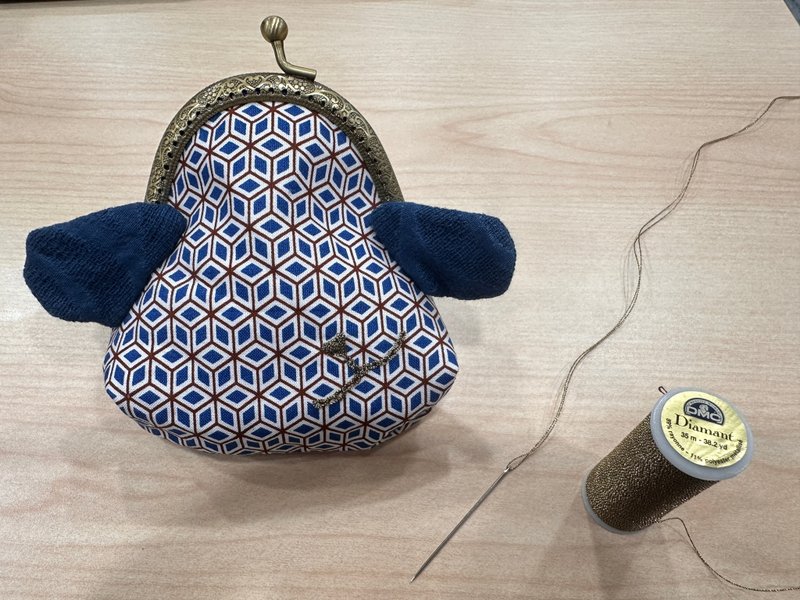 歪嘴狗狗刺绣口金包/ 零钱包/ 六角形图腾/ 蓝染 - 零钱包 - 丝．绢 蓝色