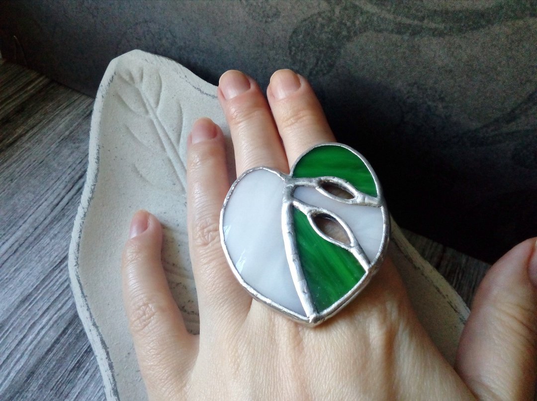Stained glass monstera albo brooch. Monstera plant leaf brooch. Glass jewelry - 胸针 - 玻璃 绿色