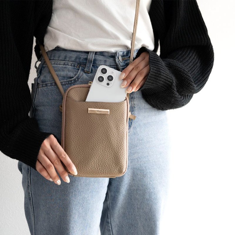 【圆形拉链手机斜背包 附铭牌】真皮手机背带 卡片夹层 钥匙圈 手机袋 柔和色彩 HR51U - 侧背包/斜挎包 - 真皮 咖啡色