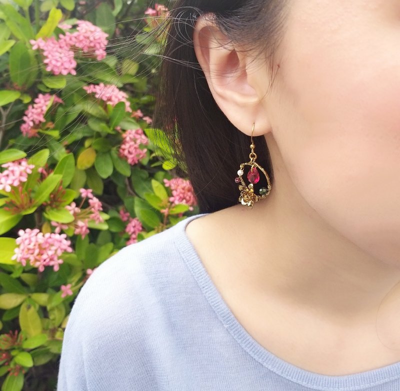 -蔷薇园的鸟鸣-古金色施华洛世奇水晶耳环 - 耳环/耳夹 - 玫瑰金 红色