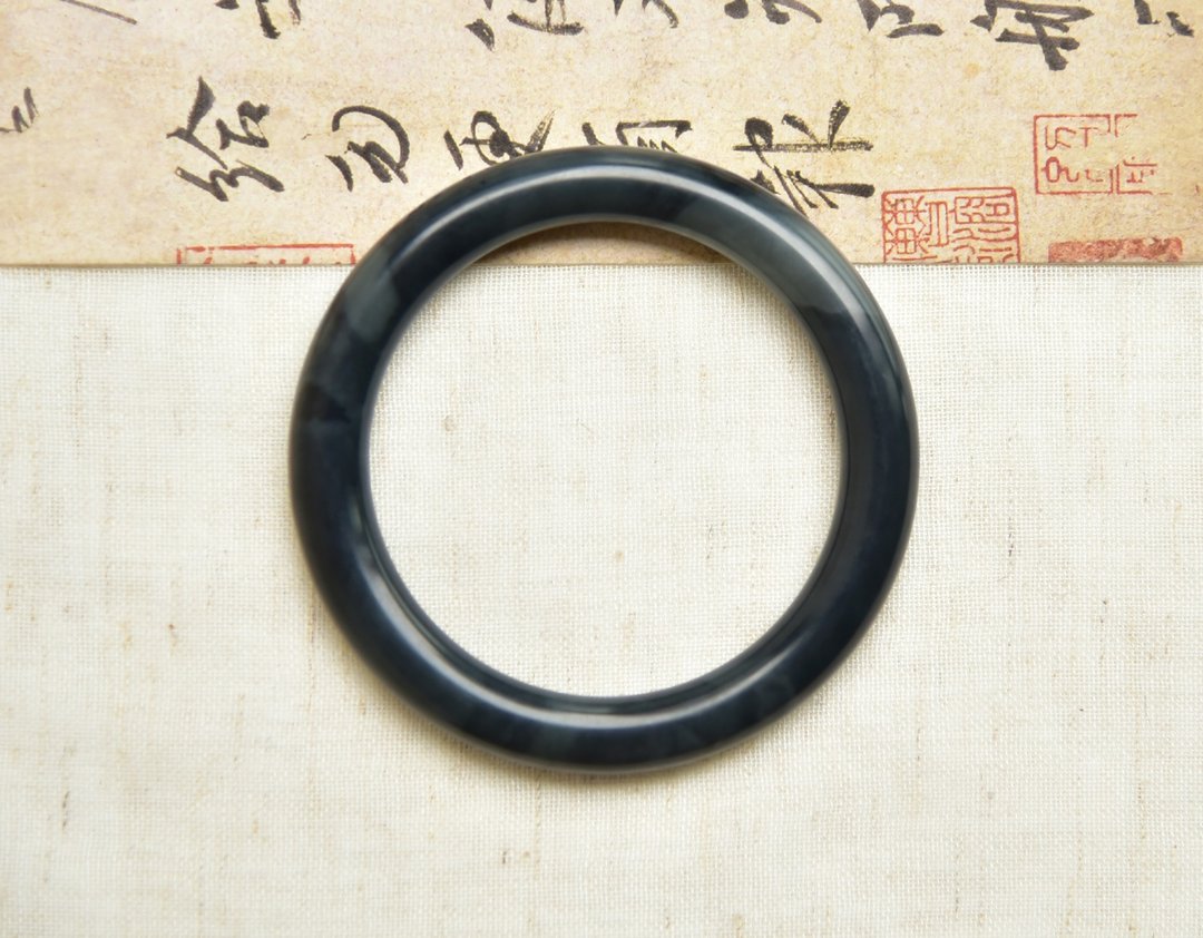 【墨】天然和田玉墨玉青花圆条手镯内径57.5mm - 手链/手环 - 玉石 黑色