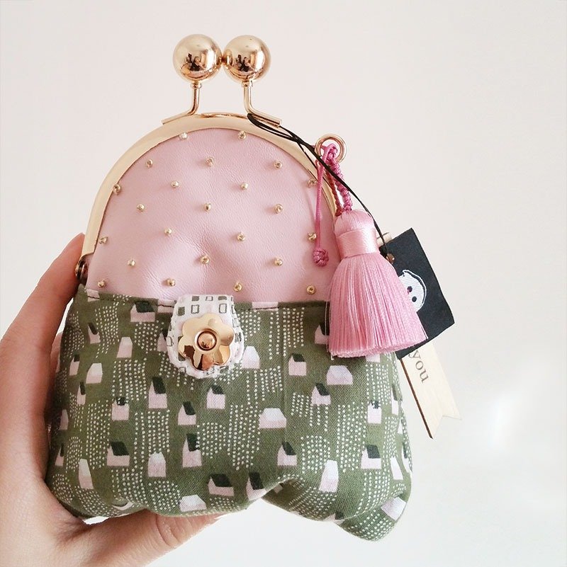 售罄啦！仅供欣赏【HOPOTOTO】口金零钱包钱包雨中小屋印花拼接双面手缝金珠手作 - 零钱包 - 棉．麻 绿色