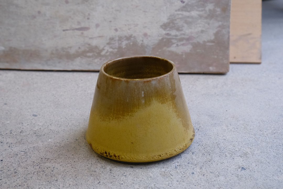 【一冬人】土黄光辉山形杯- 陶器 陶杯 酒杯 咖啡杯 茶 - 其他杯子 - 陶 黑色