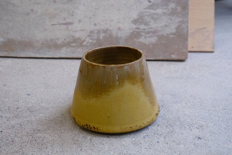 【一冬人】土黄光辉山形杯- 陶器 陶杯 酒杯 咖啡杯 茶 - 其他杯子 - 陶 黑色