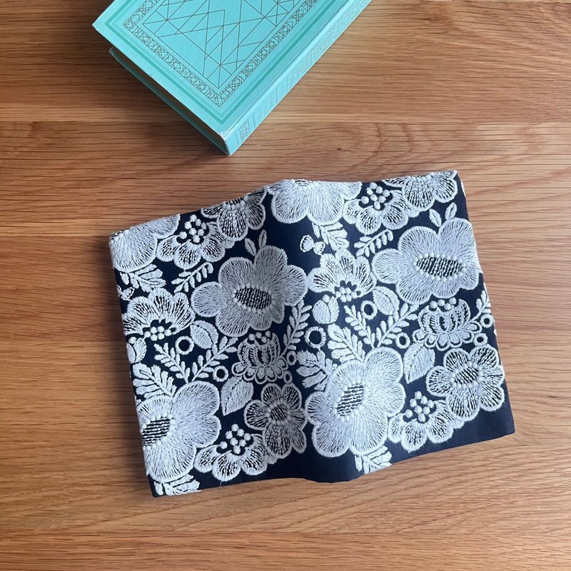 mina perhonen Smile flower 书衣 A6 日制手工刺绣 书套 - 书衣/书套 - 棉．麻 蓝色