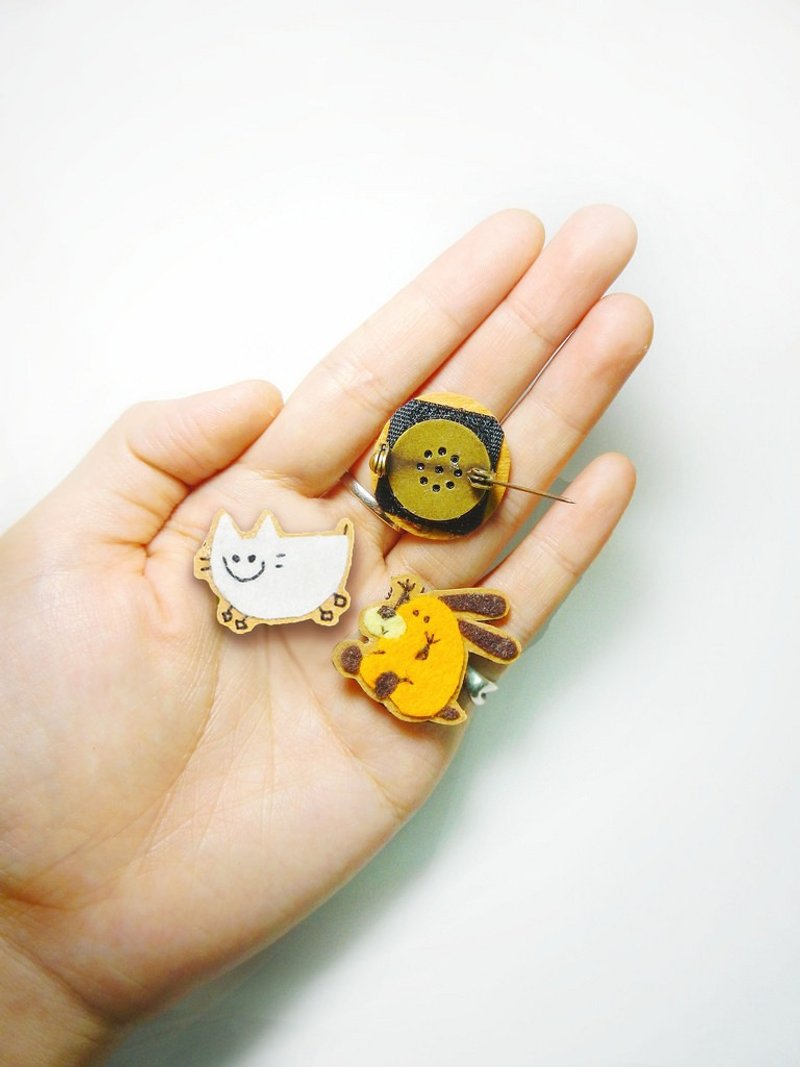 god leading - 手作【暖心系列】小咪与小不点 别针 单入手缝设计 魔鬼毡 趣味 - 胸针 - 其他材质 多色