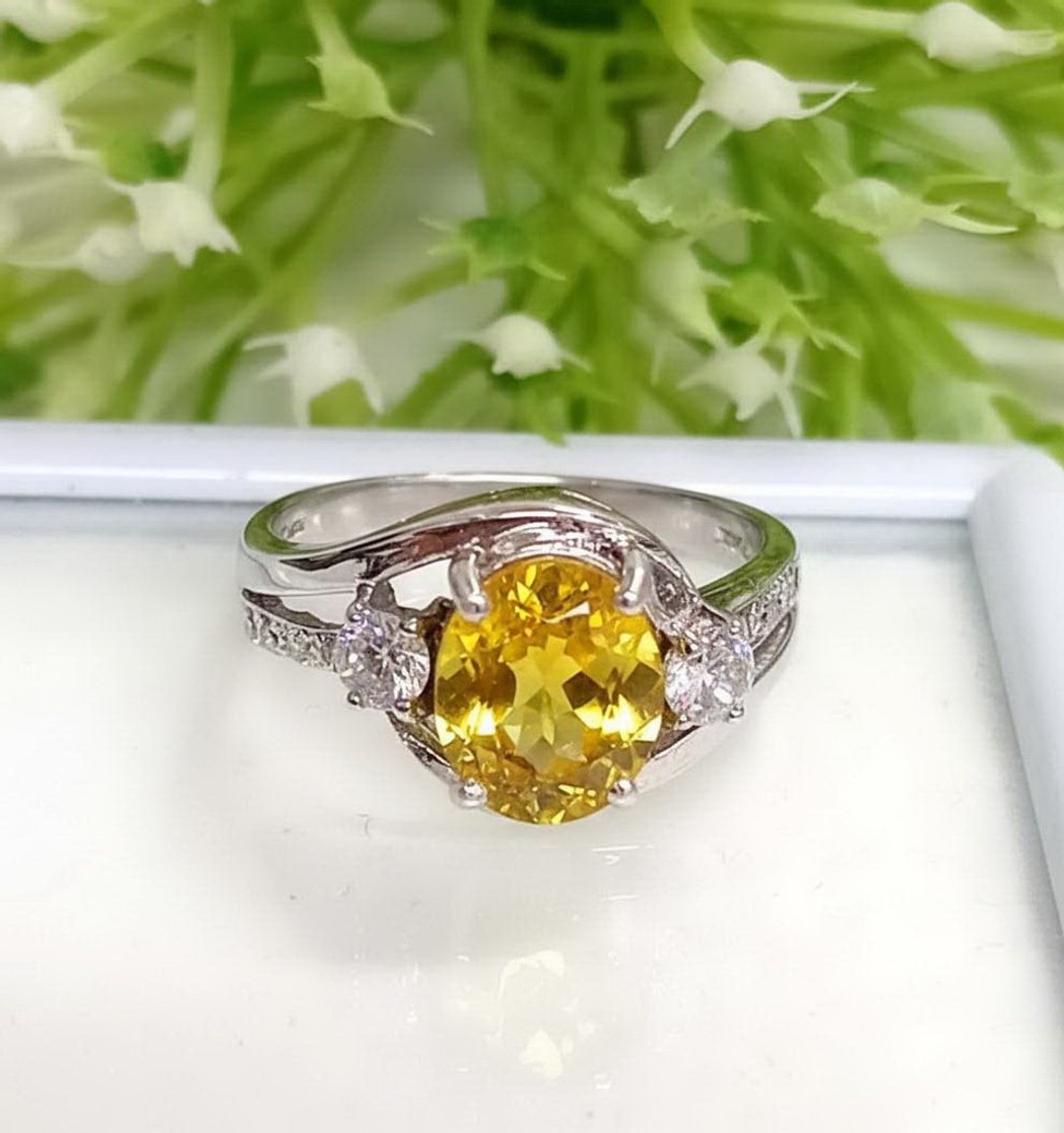 天然宝石 8 x 6 mm 纯银戒指，镶嵌黄色硬质蓝宝石，宝石非常干净。 - 戒指 - 纯银 黄色