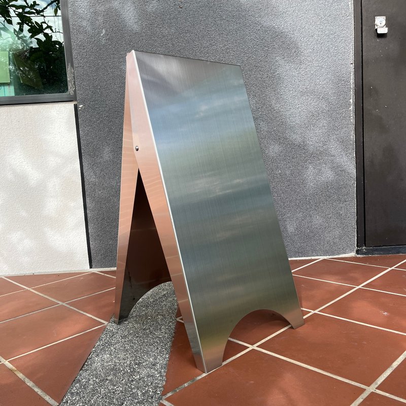 不锈钢发丝纹 中形三角立牌 给予不同品味提案 广告招牌 DM架立招 - 摆饰 - 其他金属 黑色