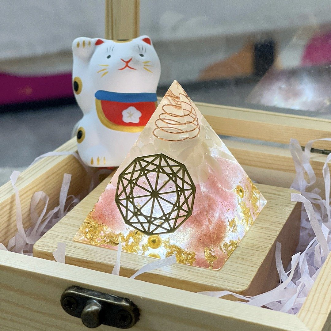 【爱神邱比特-月亮石+草莓晶】奥根能量塔Orgonite (6cm/5cm) - 摆饰 - 水晶 