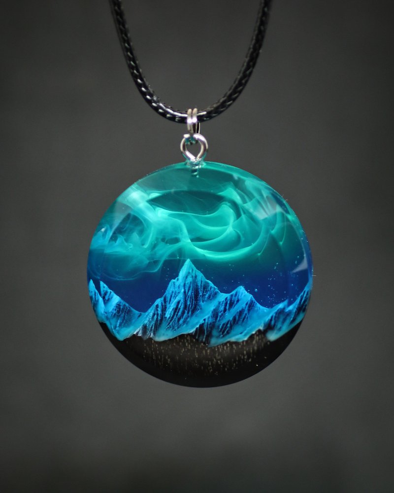 木质树脂吊坠 Aurora borealis Glow in the Dark 北极光 - 项链 - 木头 多色