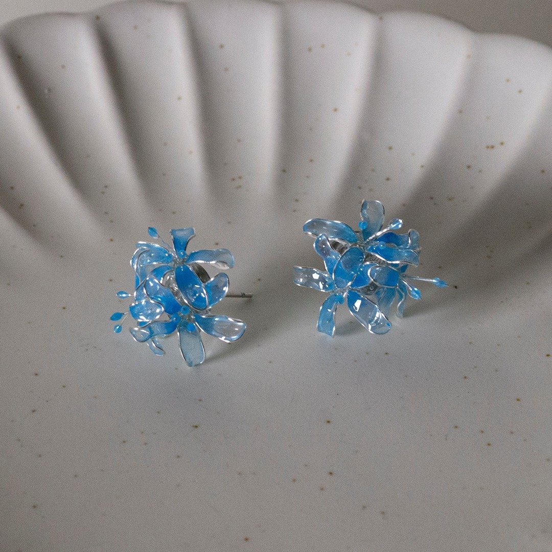 【定制化商品】曼珠沙华-树脂耳环 透蓝色 彼岸花 造花液 水晶花 - 耳环/耳夹 - 树脂 蓝色