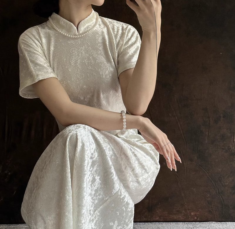 新中式复古 / 小白蛇鳞片旗袍连身裙 / 丝绒 - 洋装/连衣裙 - 其他材质 白色