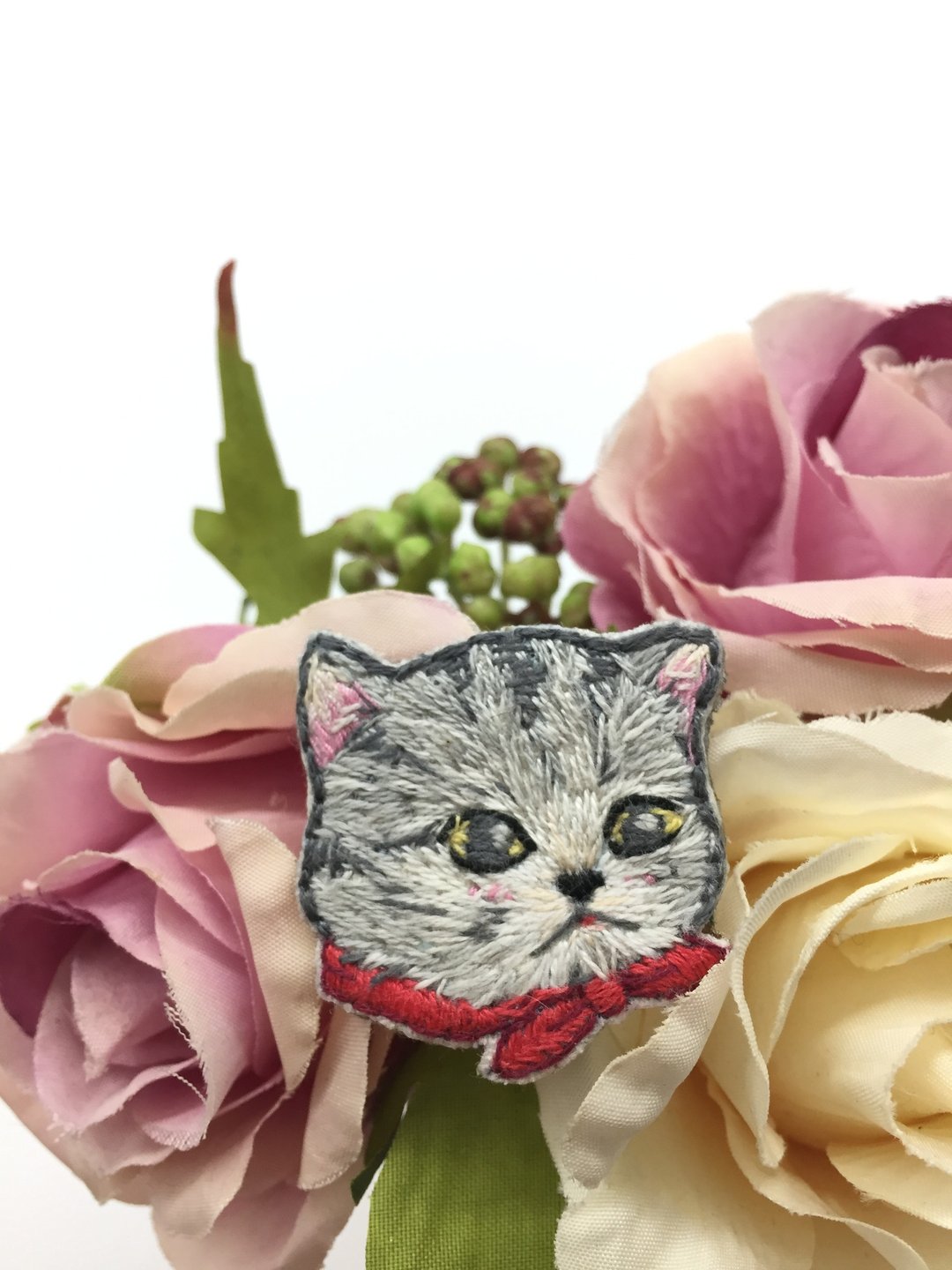 Aurora_the_Cat 猫咪欧若拉・个性刺绣 - 胸针 - 绣线 红色