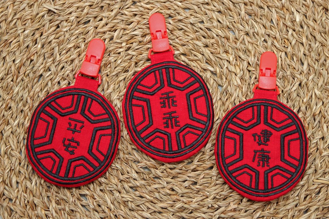 Gugu 手创 -  定制 刺绣 红龟粿造型 平安符袋 - 满月礼盒 - 棉 