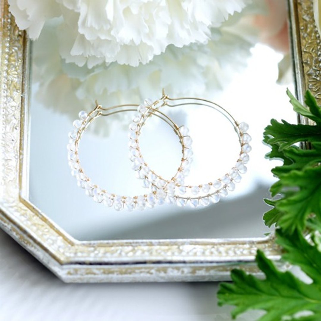 White Labradorite 4cm Hoop Earrings Fiona - 耳环/耳夹 - 宝石 白色