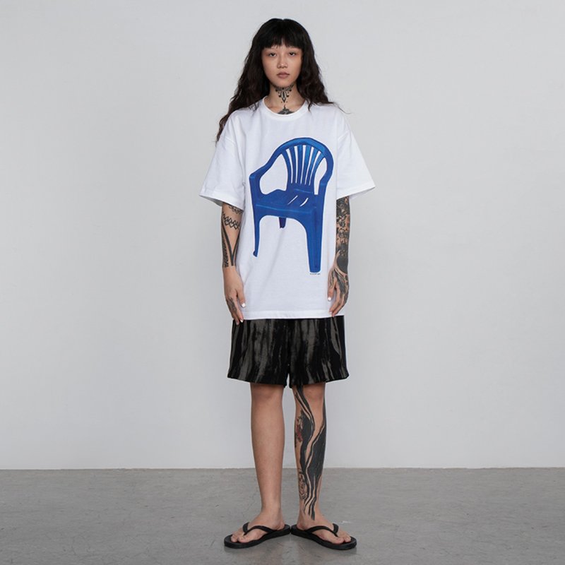 Blue Plastic Chair T-Shirt 椅子短袖T恤 - 中性连帽卫衣/T 恤 - 其他材质 白色