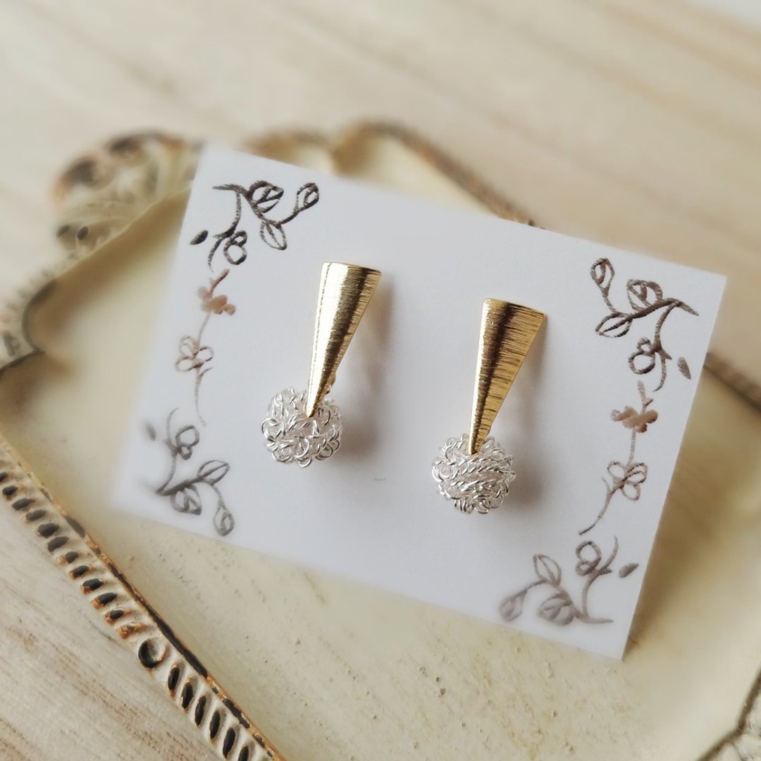 【Last one】Upside-down triangle and wire ball Earrings - 耳环/耳夹 - 其他金属 银色