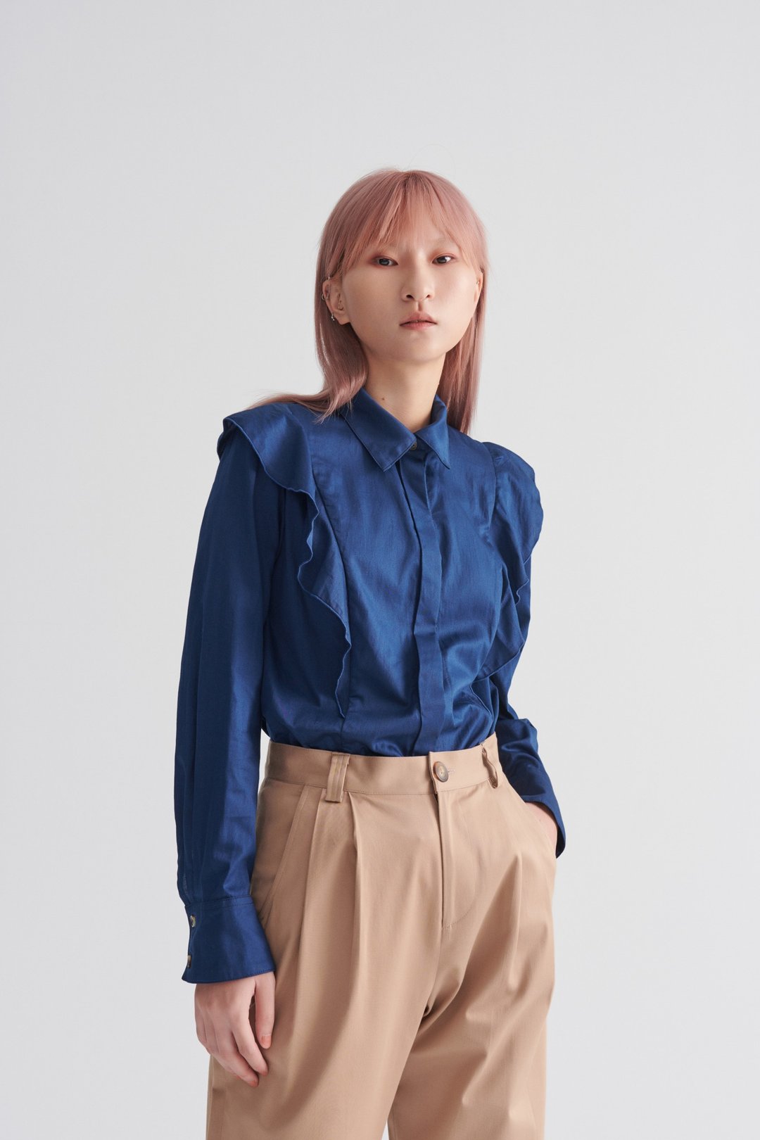 Shan Yong 靛蓝荷叶剪接造型长袖衬衫 - 女装衬衫 - 棉 
