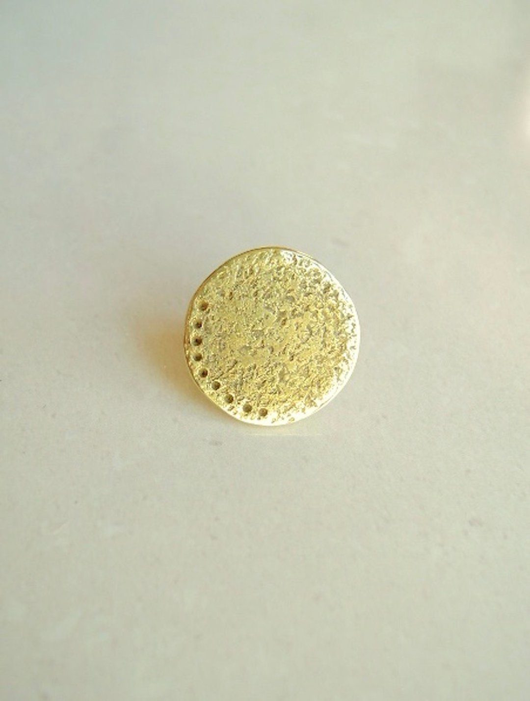 Moon pin brooch - 胸针 - 其他金属 金色