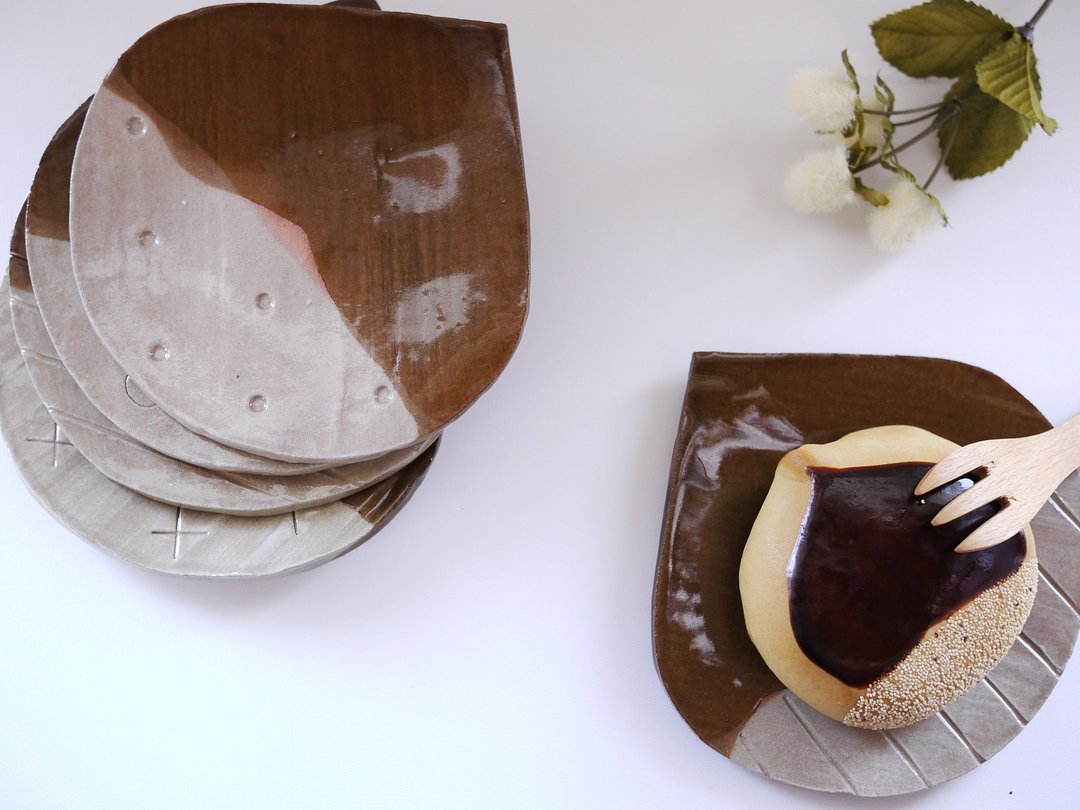 Chestnut-shaped middle plate - 浅碟/小碟子 - 陶 咖啡色