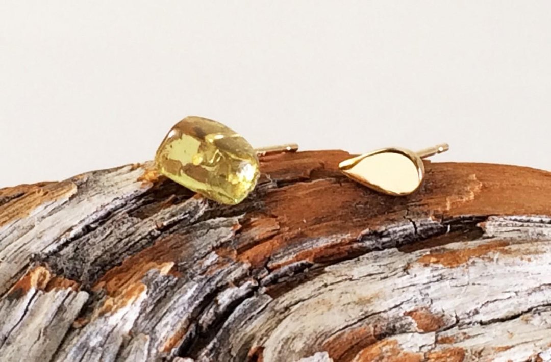 Amber + K14 stud earrings - 耳环/耳夹 - 其他金属 金色