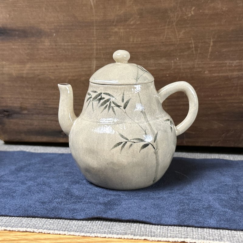 台湾【手绘】白釉手作壶 - 茶具/茶杯 - 陶 白色