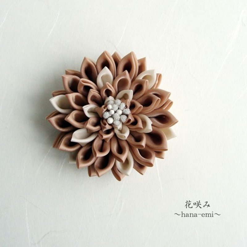 花咲大丽花胸花/胸针 香槟×象牙中号妻子见工艺品《毕业典礼、入学典礼、婚礼》 - 胸针 - 棉 