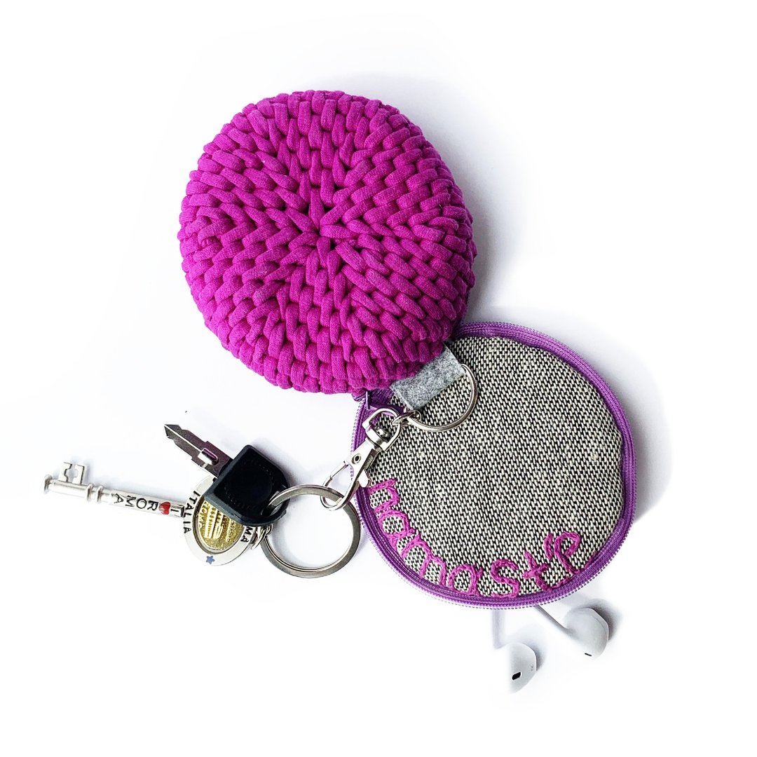 Crochet round coin purse Earphone cord holder Embroidered charger case Keychain - 零钱包 - 棉 紫色