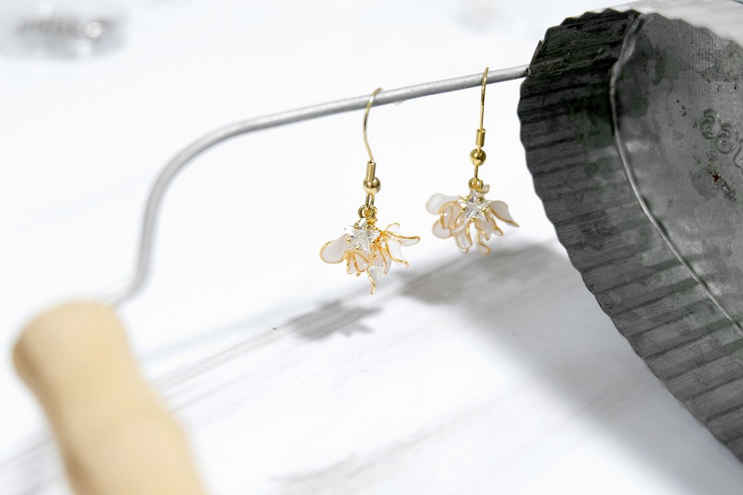 耳针x耳夹水晶花-海带花裙(白色)_光点饰品 - 耳环/耳夹 - 树脂 白色