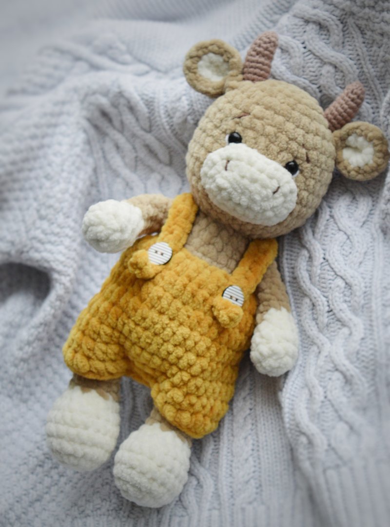Little beige bull toy, plushie bull in overalls, farm stuffed animal - 玩具/玩偶 - 环保材料 