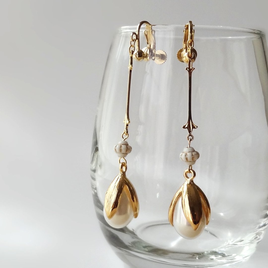 Pearl flower Earrings - 耳环/耳夹 - 铜/黄铜 白色