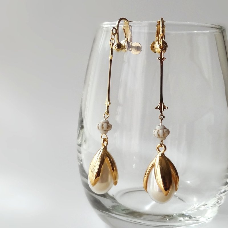 Pearl flower Earrings - 耳环/耳夹 - 铜/黄铜 白色
