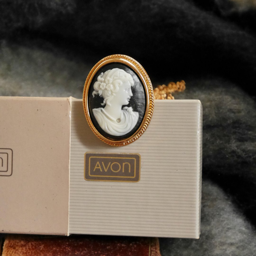 古董 Vintage 1984年金色黑仕女CAMEO椭圆别针项链 AVON  N805 - 项链 - 其他金属 金色