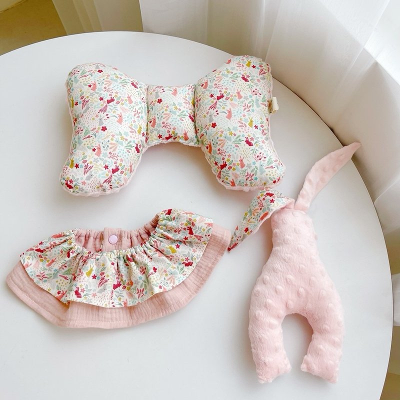 粉薄荷草兔弥月礼盒三件组天使枕围兜安抚兔兔 新生儿礼物满月礼 - 满月礼盒 - 棉．麻 