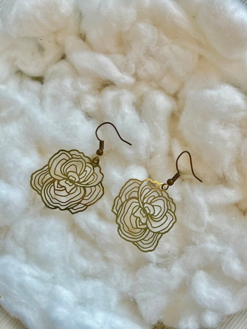 小花心耳环 金色慵懒款 - 耳环/耳夹 - 其他金属 