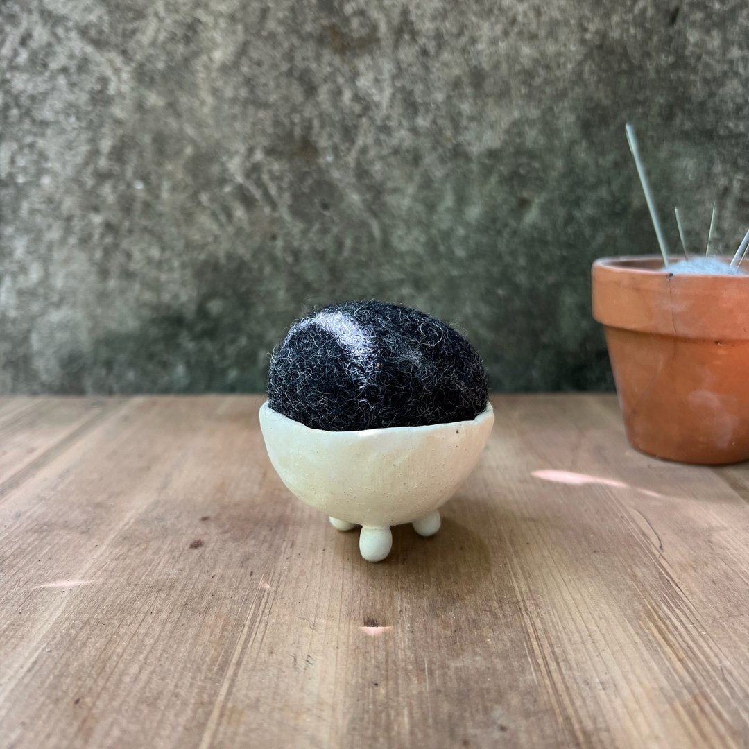 墨鱼团子/针插 针包 羊毛毡球 - 收纳用品 - 陶 白色