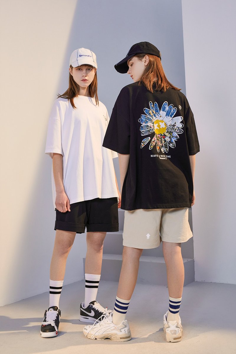 油画雏菊印花短袖T恤 - 女装 T 恤 - 棉．麻 黑色